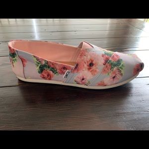 Women’s Toms floral print shoes size 9